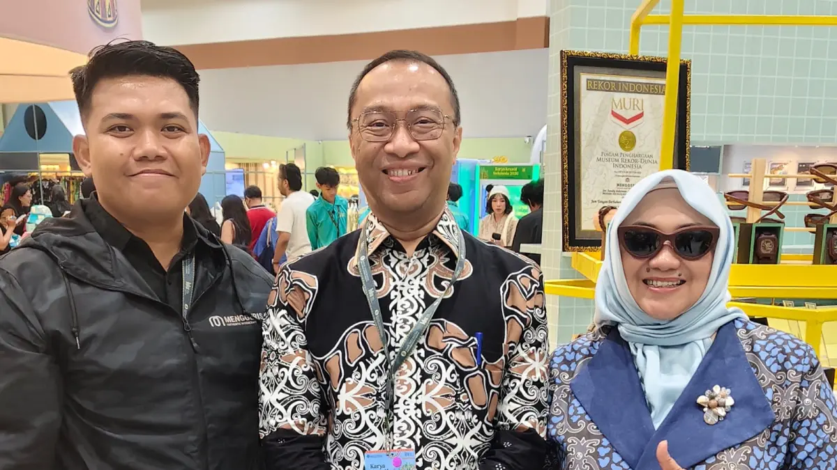 PERLUAS: Lendy (kiri) dengan brand Menggeris Watches and Eyewear dan Kepala KPw BI Kaltim Jajang Hermawan saat KKI 2026. Produk Iendy yang menggunakan kayu lokal Kaltim dilirik buyer Jepang.