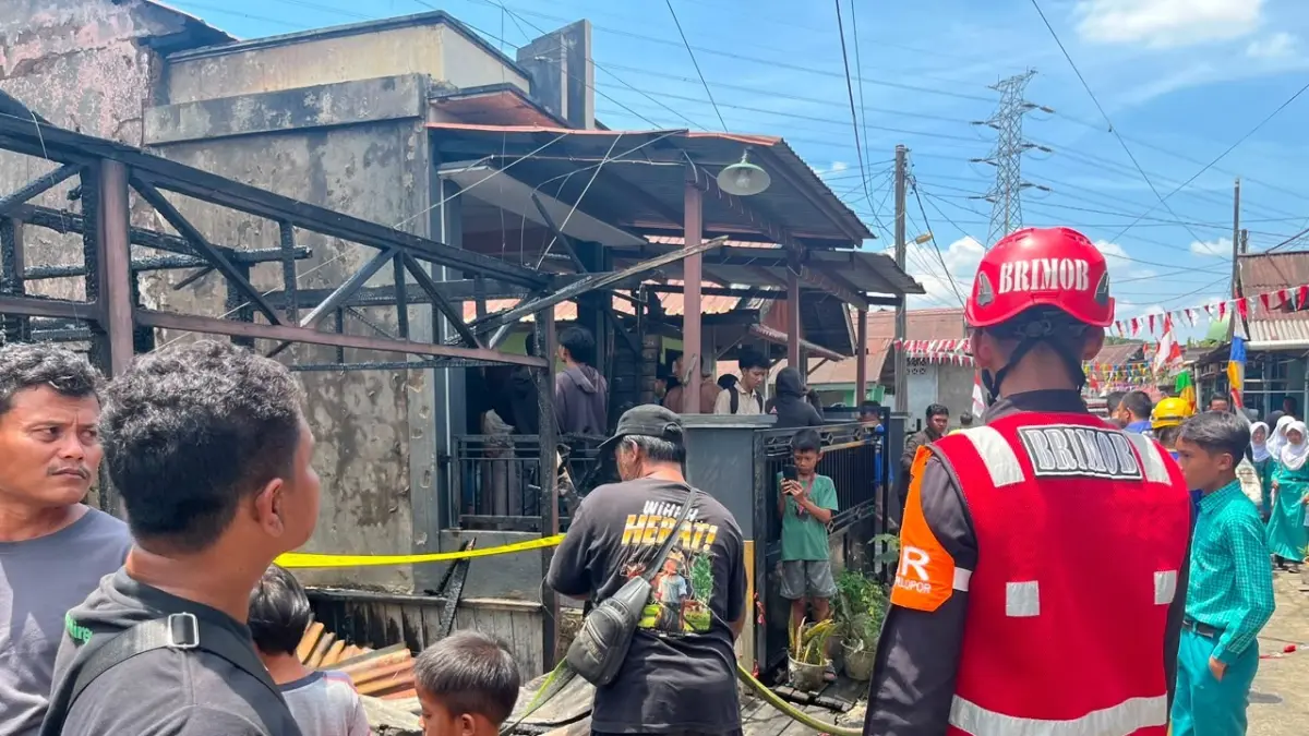 TERBAKAR: Petugas dan warga berupaya memadamkan api di tumpukan sampah sebagai bentuk antisipasi agar tidak ke permukiman warga.