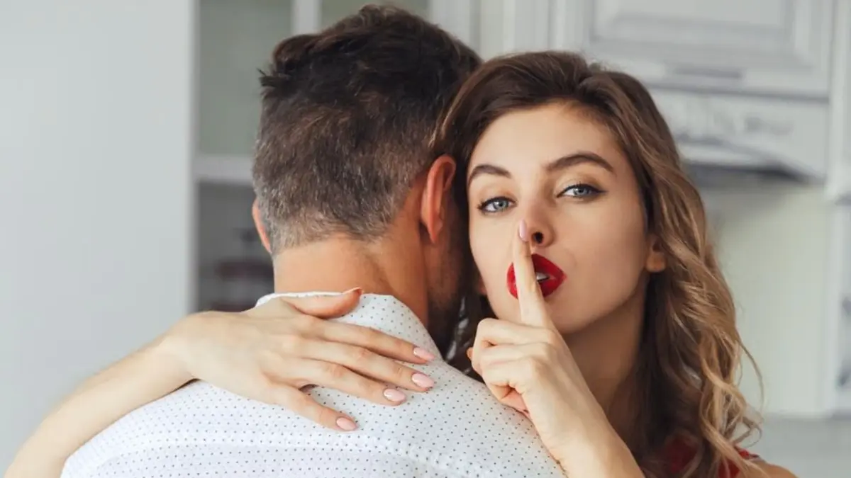 Ilustrasi, pasangan suami istri yang saling terbuka tapi tetap menjaga privasi masing-masing.