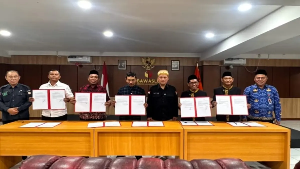 Ketua Bawaslu Kaltim Hari Darmanto menandatangani dokumen Indikator Kinerja Utama 2026 bersama jajaran Bawaslu kabupaten/kota.
