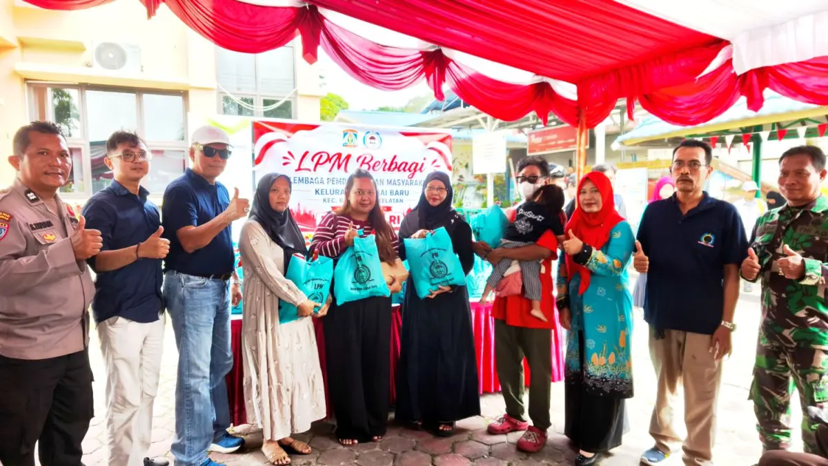 Ketua LPM Damai Baru Jonprizal Piliang (tiga kiri) menyerahkan paket bingkisan sembako kepada warga penerima manfaat di Damai Baru.( LUPUS/KP)