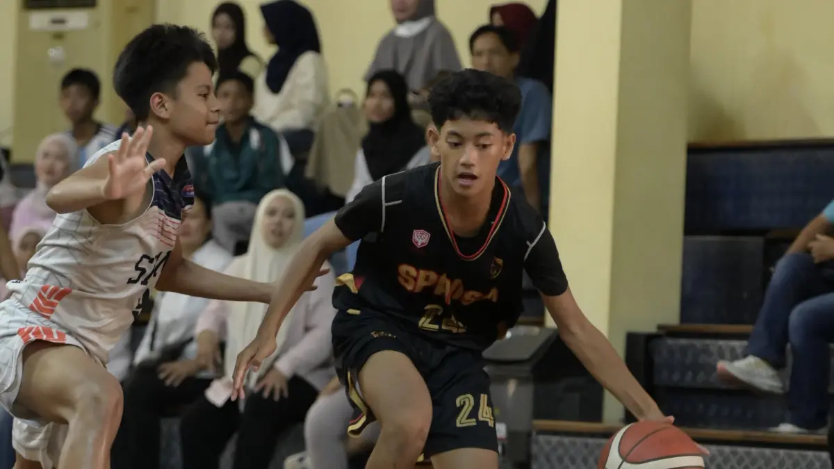 PANTANG MENYERAH: Pemain SMP 1 Bontang (jersey hitam) siap all out menghadapi SMP 4 Bontang dalam perebutan tiket final BSG Cup 2026. (Doni Aditya/KP)