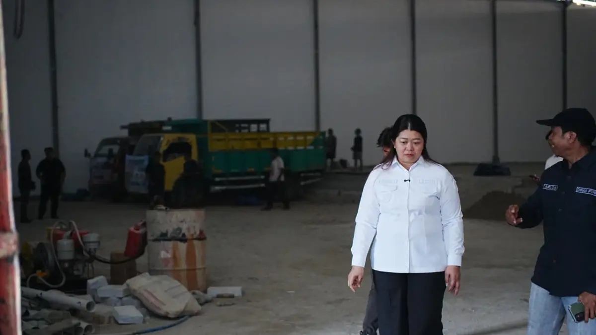 PASTIKAN LANGSUNG: Bupati Mahulu Angel Idang Belawan usai memonitor pasokan sembako bantuan pemprov di gudang arsip beberapa waktu lalu. (JODY KRISTIANTO/KP)