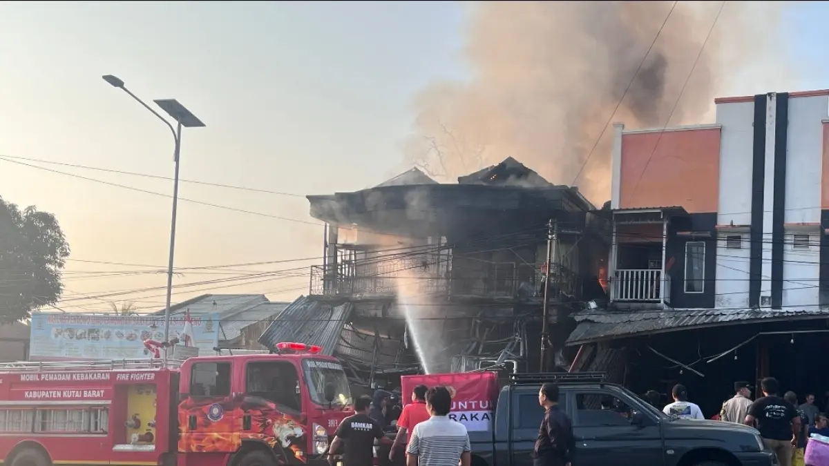 PENANGANAN: Toko peralatan rumah tangga, bangunan dua lantai hangus dilahap si jago merah. (Sunardi/KP)