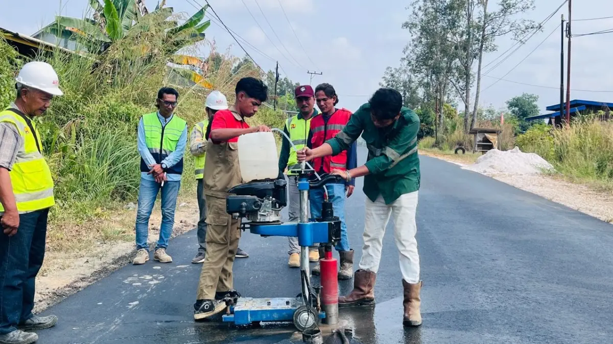 PENGAWASAN: Proses pengukuran pekerjaan dengan menggunakan alat core drill. K SUNARDI/KP