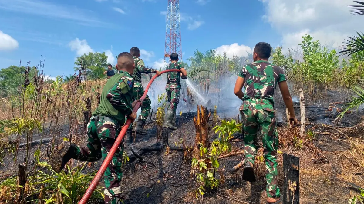 Prajurit Brigif TP 85/BTC bersama warga padamkan karhutla di Kubar.