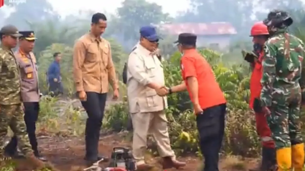 Presiden Prabowo Subianto meninjau langsung karhutla di di Kecamatan Sungai Raya, Kabupaten Kubu Raya, Kalimantan Barat, Sabtu (22/8/2026). (sekretariat kepresidenan/youtube)