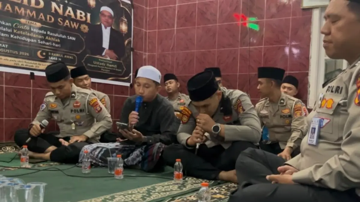 SALAWAT: Grup Habsyi Al Madad Polres PPU melantunkan salawat bersama ratusan jamaah Maulud Nabi Muhammad SAW di Masjid Al-Isra Nenang, Penajam, PPU.(Dok.Humas Polres PPU)