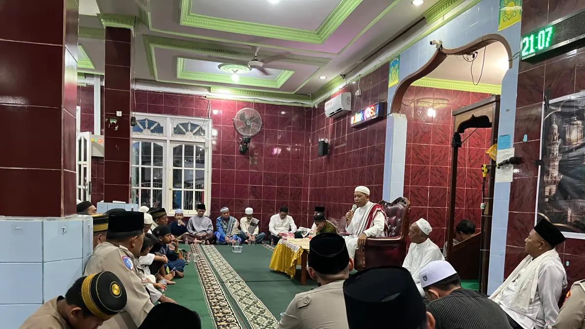 TAUSIAH: Suasana peringatan Maulud Nabi Muhammad SAW di Nenang, Penajam, PPU. Tampak Ust. Hamdi dari Pondok Pesantren Al-Banjari PPU memberi tausiah.(Dok. Polres PPU)