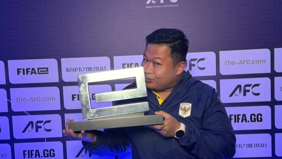 Adyatma Priady memamerkan trofi FIFAe Continental Championship 2026.
