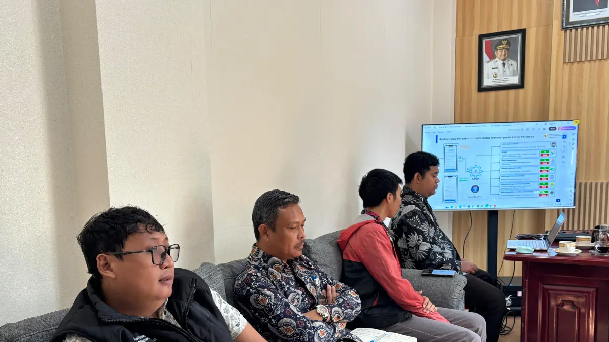 Andi Bachtiar Latief (dua kanan) mengikuti rapat bersama Dinas Sosial PPU dalam pematangan uji coba dan pendataan program digitalisasi Perlinsos yang diintegrasikan langsung dengan sistem IKD di Kantor Dissos PPU, Kamis (20/8/2026). (IST)

&nbsp;