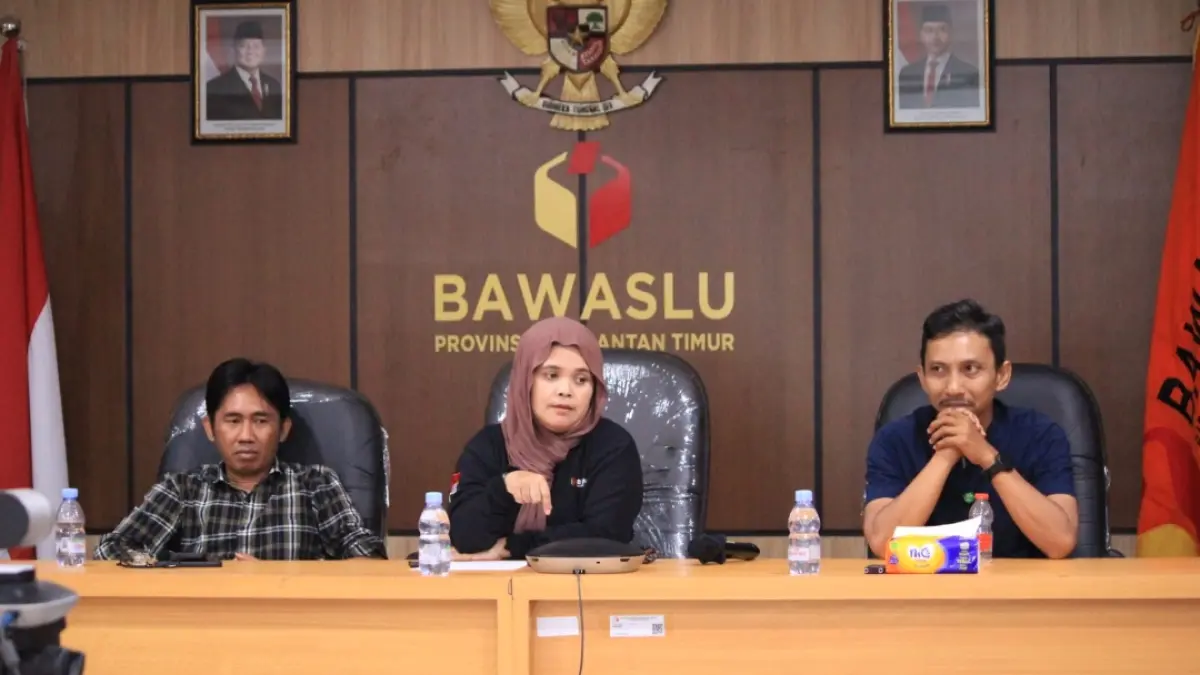 Anggota Bawaslu RI, Lolly Suhenty saat memberikan arahan ke para pengawas pemilu se-Kaltim, Jumat (21/8/2026). (Dokumentasi Bawaslu Kaltim)