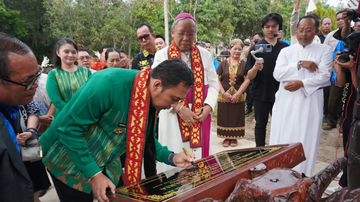 Bupati Kutai Barat Frederick Edwin menandatangani prasasti peresmian gedung baru Gereja Paroki Keluarga Kudus Stasi Tering Seberang, Kecamatan Tering, Minggu (23/8/2026). Dihadiri Uskup Agung Keuskupan Agung Samarinda Mgr. Yustinus Harjosusanto.