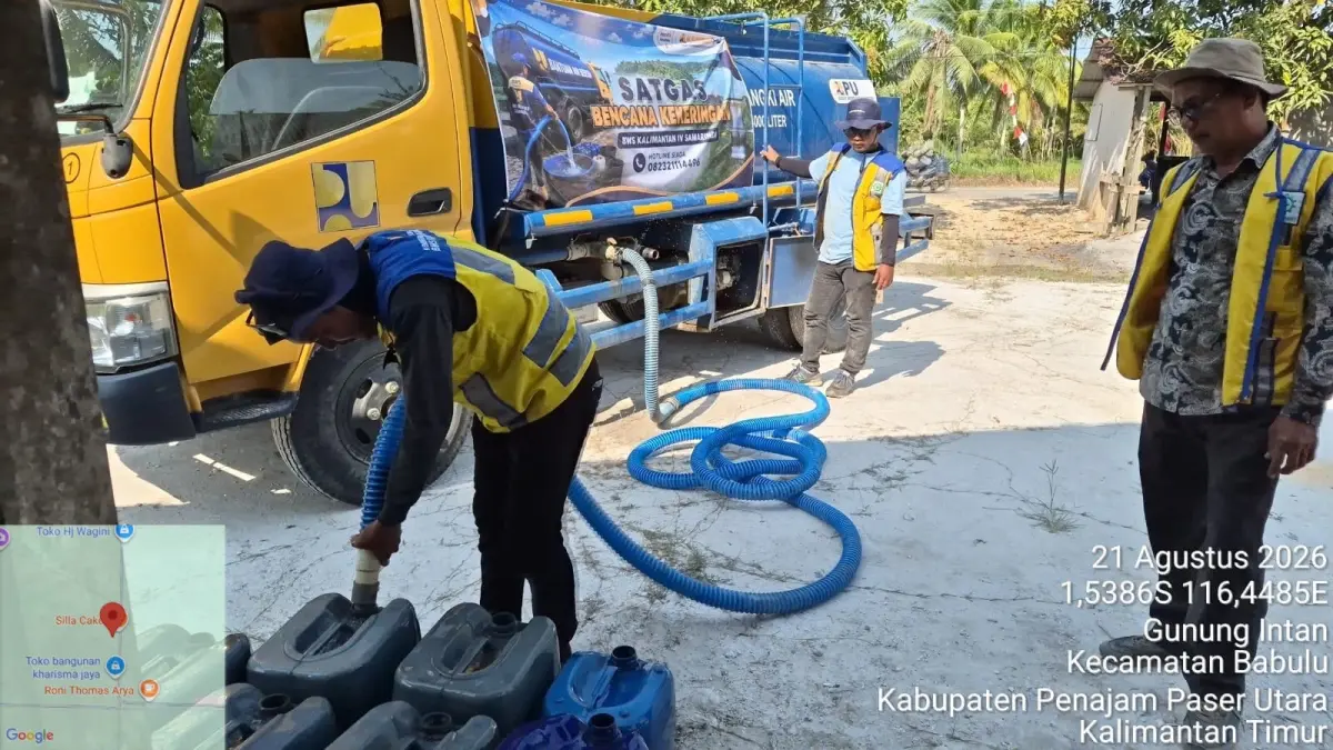 DISTRIBUSI AIR: Satgas Bencana Kekeringan dari BWS Kalimantan IV Samarinda mendistribusikan air kepada warga di Kecamatan Babulu, PPU.