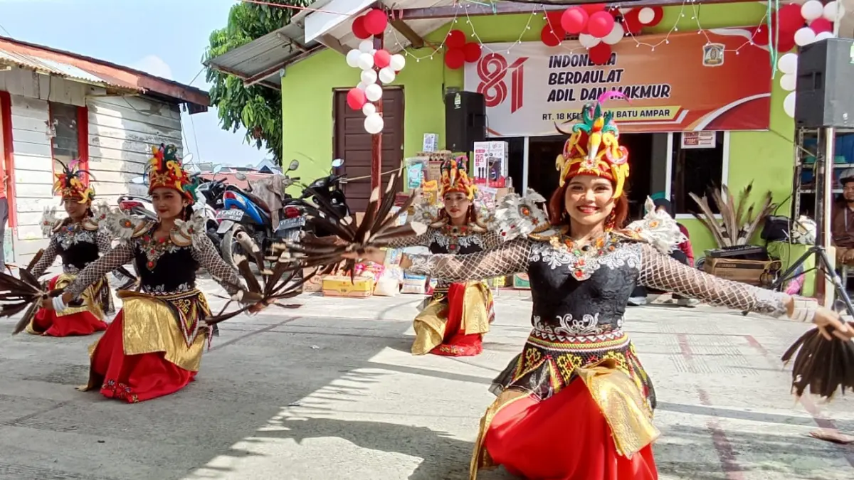 &nbsp;

GEMULAI: Gadis-gadis jelita berkostum khas Dayak tampil gemulai menarikan Pesona Enggang Borneo di Agustusan RT 18, Batu Ampar.