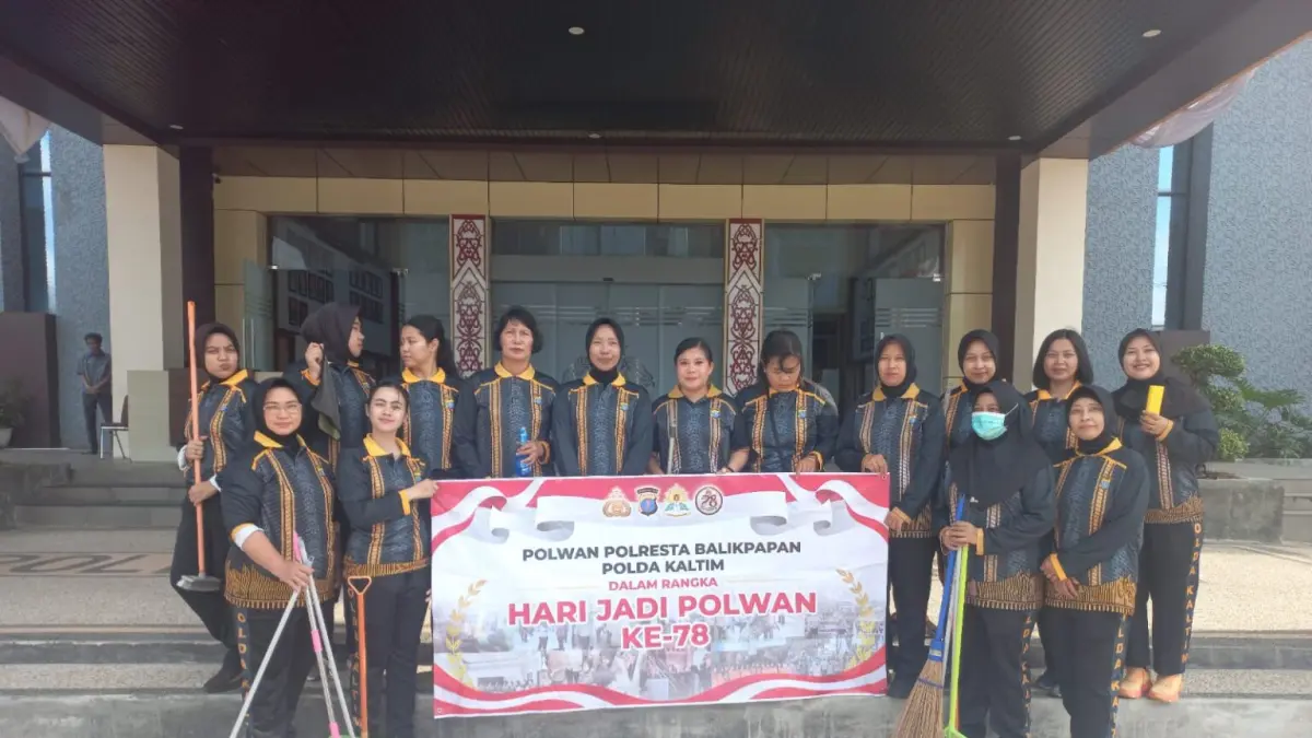 GOTONG ROYONG: Personel Polwan Polresta Balikpapan gotong rayong membersihkan kantor dan melakukan aksi sosial.