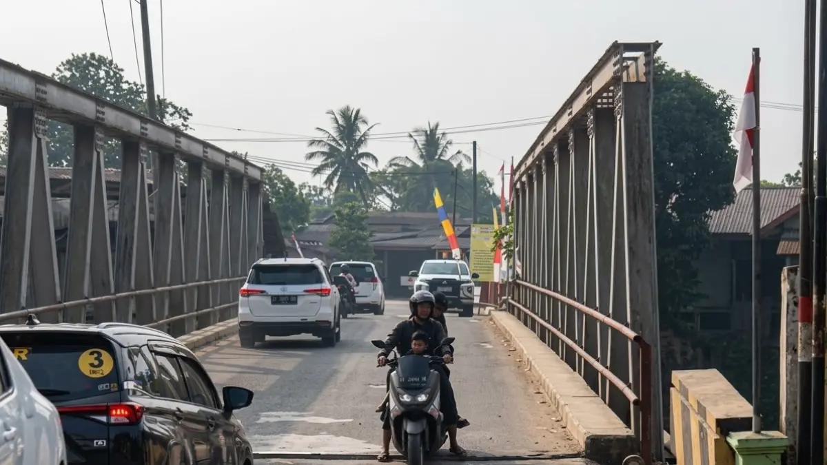 INFRASTRUKTUR: Ujung Jembatan Lembak di Desa Sepaso Timur, Kecamatan Bengalon mengalami penurunan pada salah satu sisi sehingga ujung jembatan tidak lagi sejajar dengan jalan. (IST)