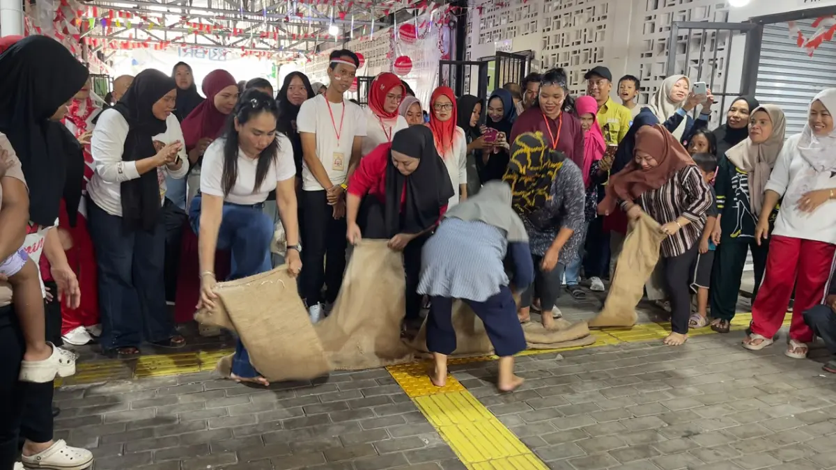 KHAS AGUSTUSAN: Kemeriahan perlombaan yang diikuti para pedagang di Pasar Klandasan, Sabtu (22/8). MARIA/KP