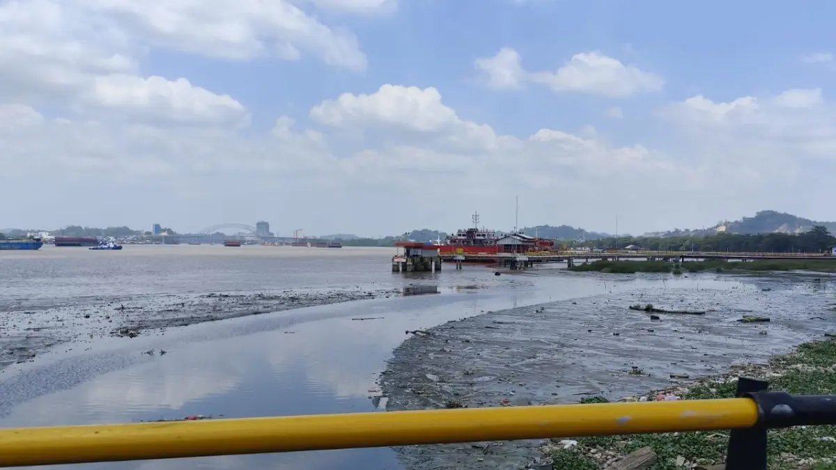 KIAN SURUT: Tepian sungai tepatnya di muara Sungai Karang Asam Kecil, terlihat daratan imbas menurunnya debit sungai Mahakam, Minggu (23/8). (DENNY SAPUTRA/KP)