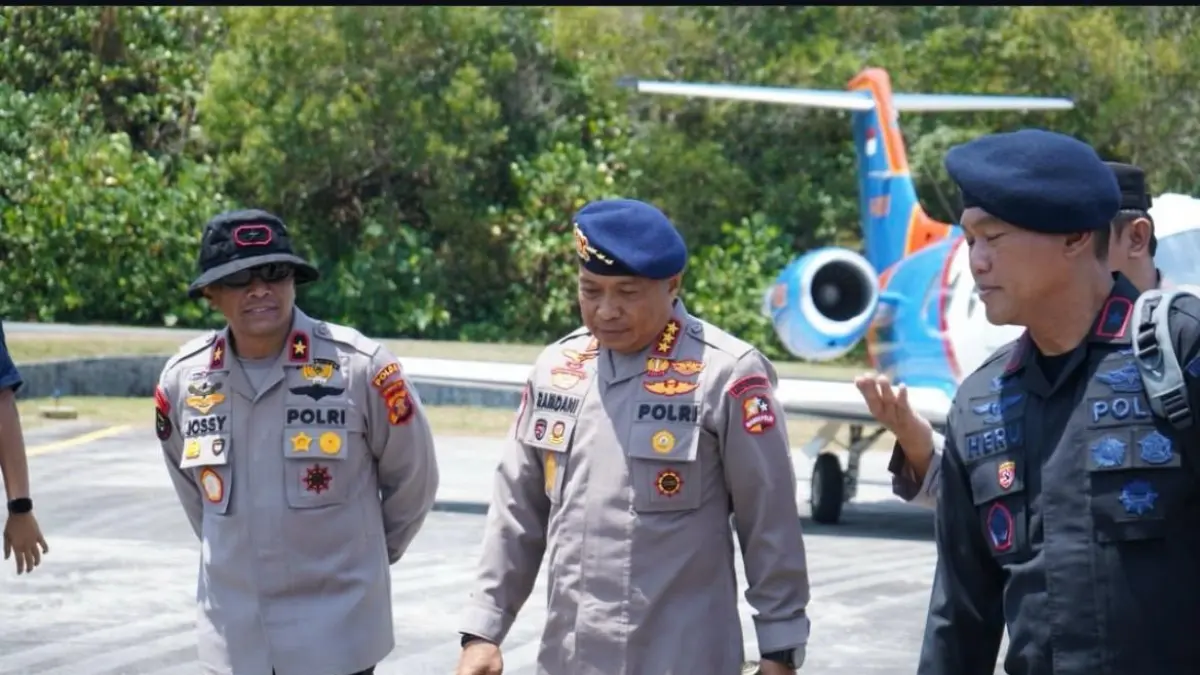 KORDINASI: Dankor Brimob Polri (tengah) memperkuat koordinasi dan memastikan seluruh unsur terkait siap menghadapi ancaman karhutla di Kaltim.