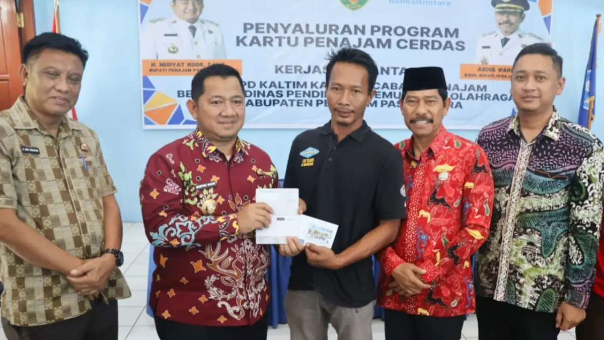 MASIH DILANJUTKAN: Bupati PPU Mudyat Noor saat menyerahkan Program KPC 2025 kepada siswa SMPN 13 Kecamatan Waru tahun lalu. (DOK/SETKAB PPU)
