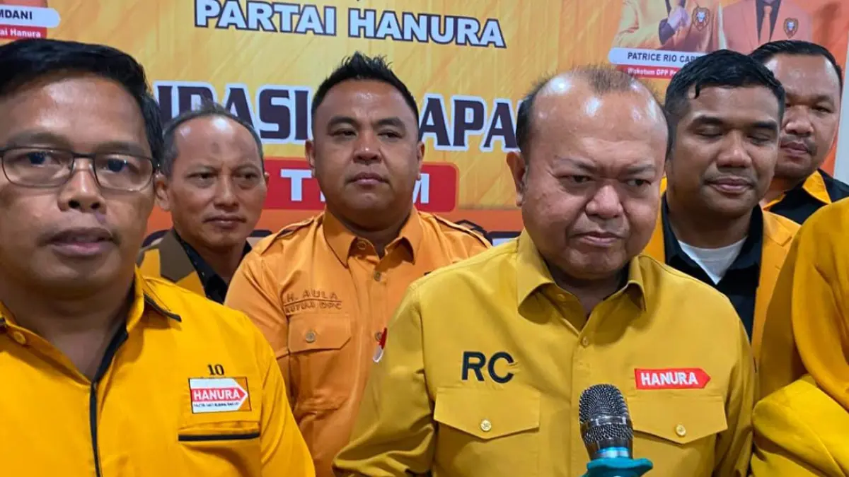 PANASKAN MESIN: Ketua Tim Task Force DPP Partai Hanura Patrice Rio Capella (kanan) bersama Ketua DPD Kaltim Marsidik (kiri)&nbsp;
saat konsolidasi partai di Hotel Platinum Balikpapan, Sabtu (22/8). (DINA ANGELINA/KP).&nbsp;