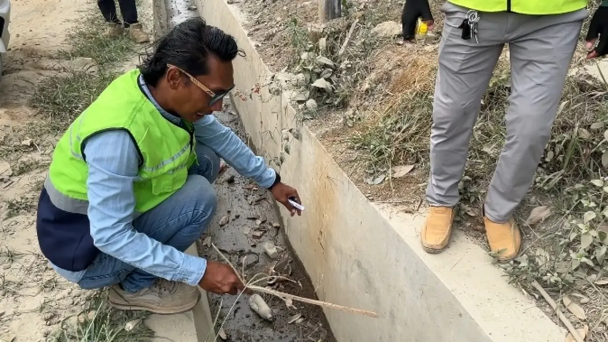 Pekerja tengah menyelesaikan pengerjaan struktur drainase beton pada proyek preservasi ruas jalan Simpang (Sp) Belusuh – Mentiwan, Kabupaten Kutai Barat, Minggu (23/8/2026).