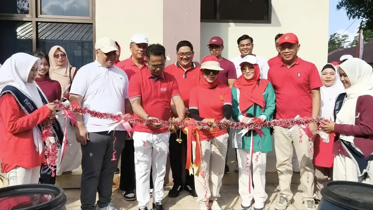 Pemotongan pita menandai peresmian Green House Balsel Asri sebagai ketahanan pangan mandiri di tingkat kecamatan. (LUPUS/KP)

&nbsp;

&nbsp;