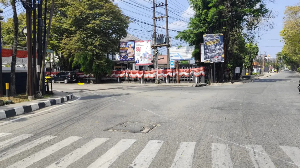 PENGALIHAN: Titik pekerjaan pembangunan crossing drainase dari Jalan Gunung Cermai ke arah Sungai Mahakam, depan Bank BTN. DENNY SAPUTRA/KP
