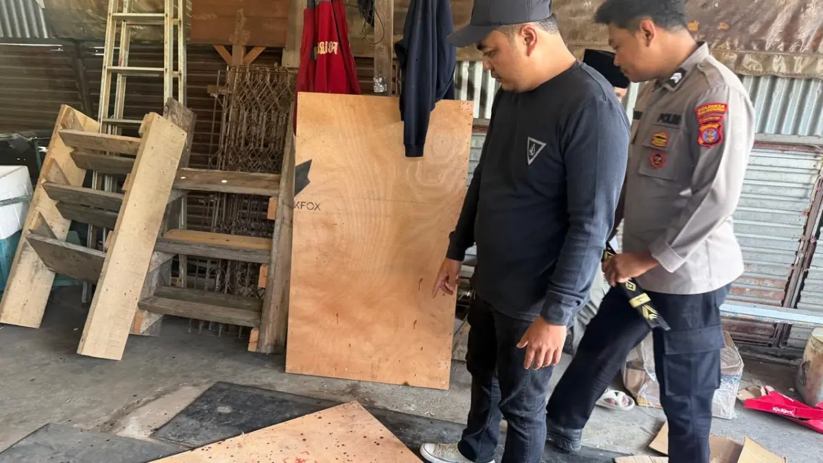 PERIKSA: Petugas melakukan pemeriksaan di lokasi kejadian penganiayaan menggunakan senjata tajam.