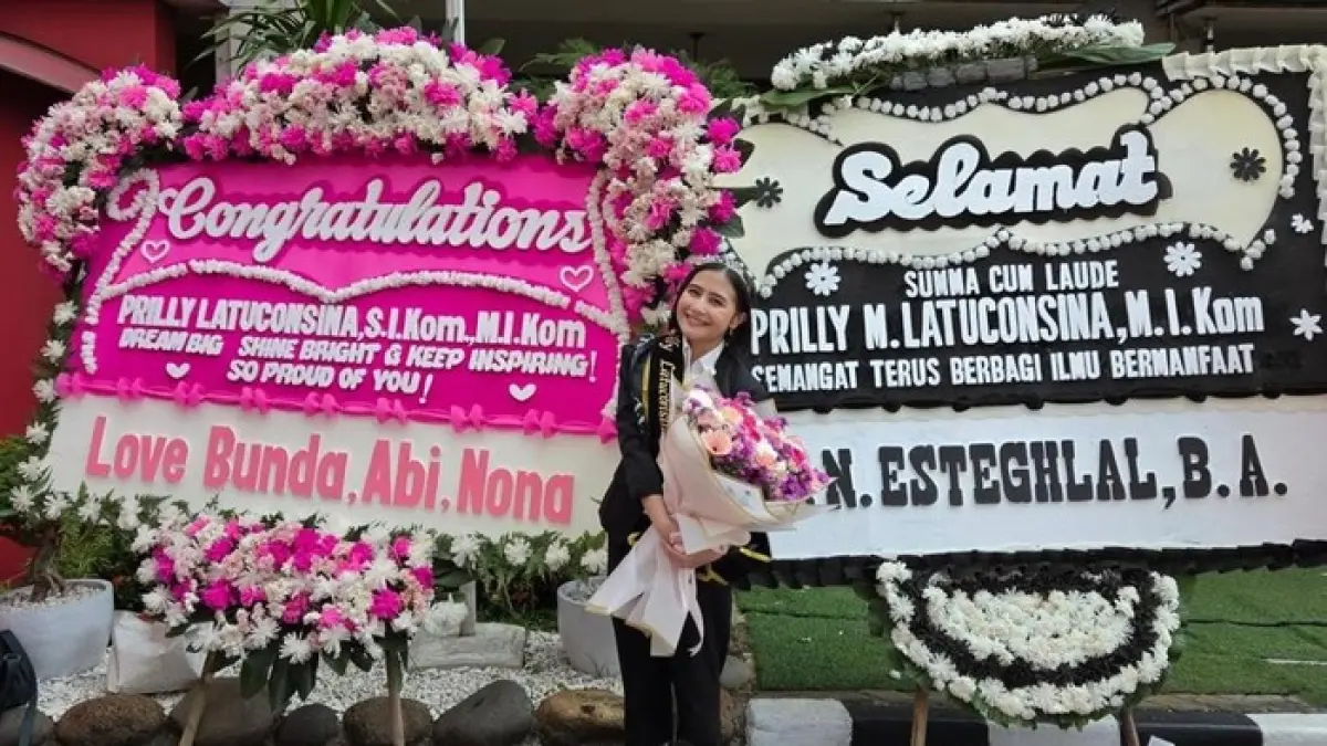 Potret Prilly Latuconsina lulus Magister Ilmu Komunikasi di LSPR Institute of Communication & Business. (Prilly Latuconsina/ig)