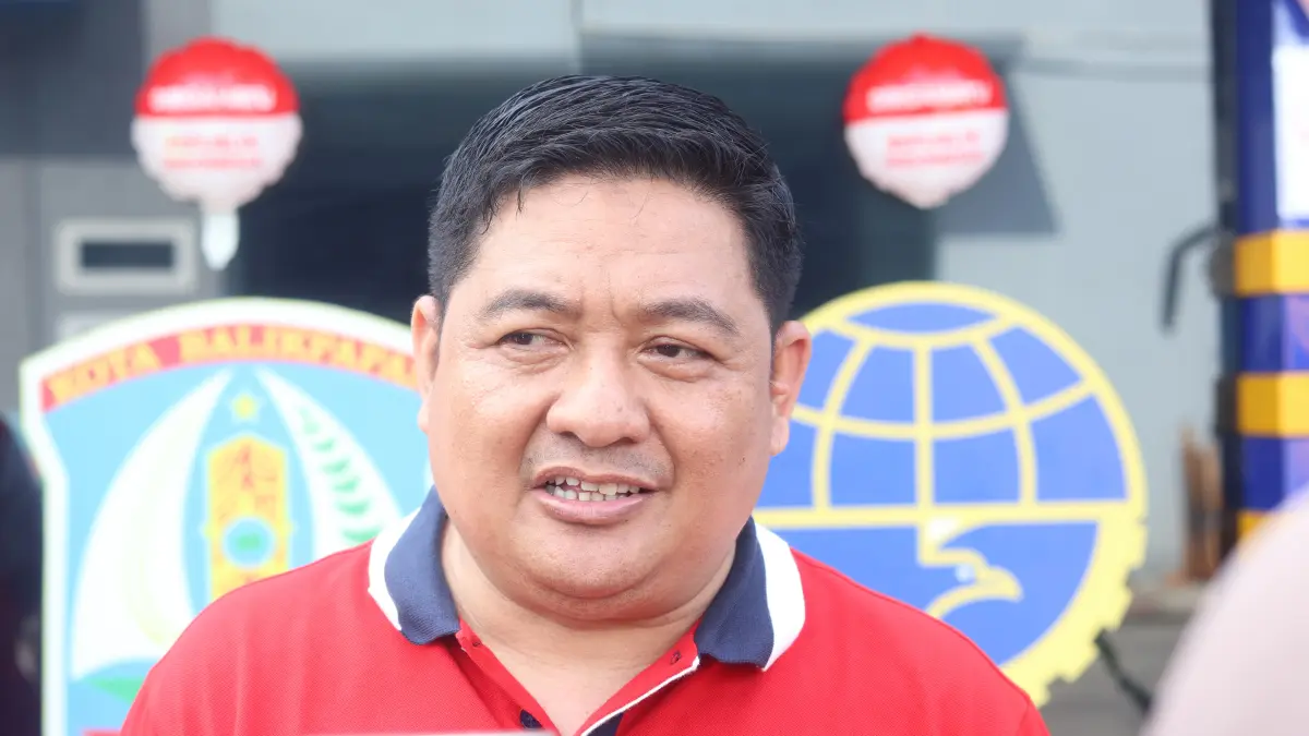 BERANTAS JUKIR LIAR: Kepala Dinas Perhubungan Kota Balikpapan, M. Fadli Pathurrahman, mengimbau pengemudi truk di Pelabuhan Semayang untuk menolak pembayaran kepada juru parkir liar tanpa seragam dan ID pengenal resmi. Pihaknya berkomitmen memberantas praktik pungli dan telah menyerahkan penanganan oknum ke Polresta Balikpapan. (FOTO: ANGGI &nbsp;PRADITHA/KP)&nbsp;
