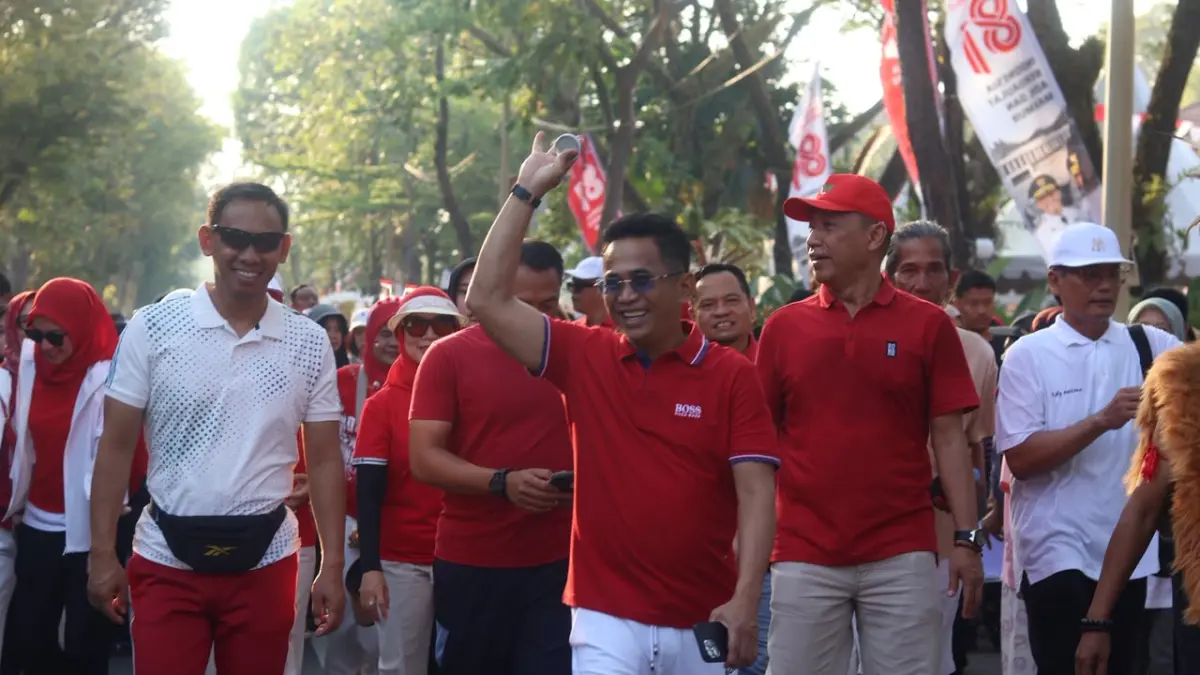 Wali Kota Balikpapan Rahmad Mas’ud bersama warga saat peluncuran Car Free Day (CFD) tingkat kecamatan yang dirangkai jalan sehat di Taman 3 Generasi, Balikpapan Selatan, Minggu (23/8/2026). (ANGGI PRADITHA/KP)

&nbsp;