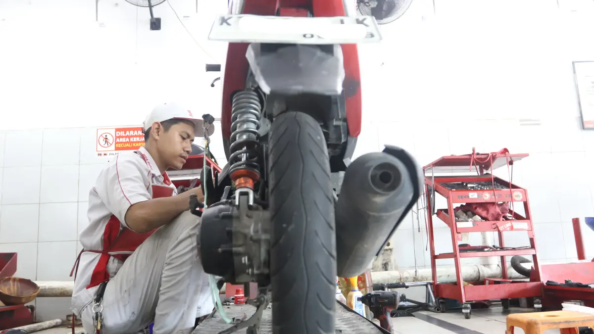 ANDAL: Teknisi AHASS melakukan pemeriksaan dan servis berkala sepeda motor pelanggan. Menyambut Hari Kemerdekaan RI, Astra Motor Kaltim 1 menggelar program Gebyar Kemerdekaan berupa diskon jasa servis 17 persen hingga paket oli hemat hingga 31 Agustus 2026. ANGGI PRADITHA/KP