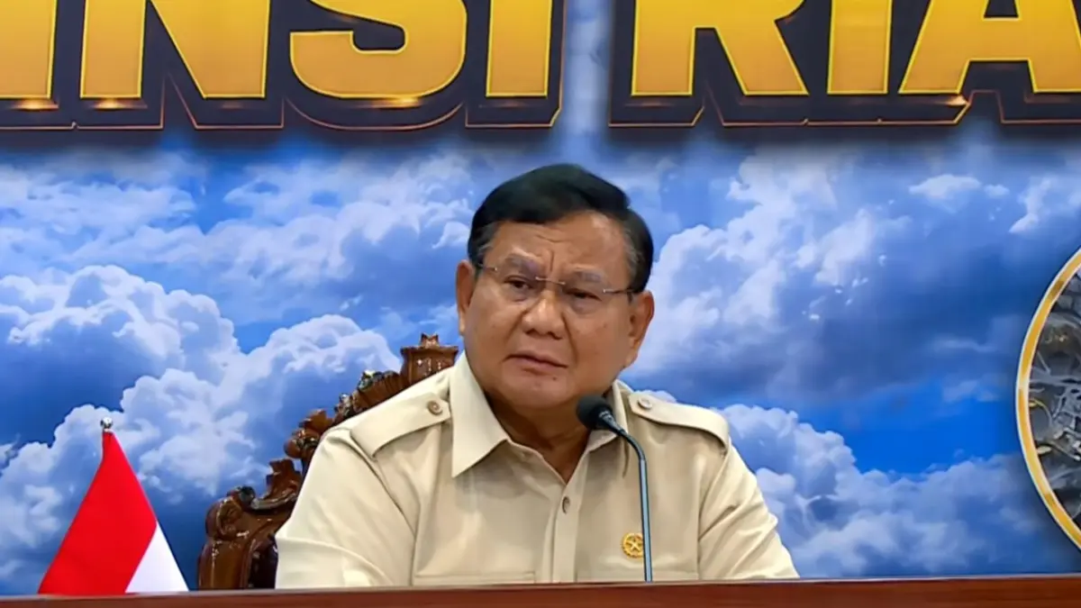 Presiden Prabowo Subianto janjikan kenaikan jabatan pada Pangdam XIX/Tuanku Tambusai Mayjen TNI Agus Hadi Waluyo dan Kapolda Riau Irjen Herry Heryawan ketika memimpin rapat penanganan karhutla Riau di Posko Aju Lanud Roesmin Nurjadin, Pekanbaru, Senin (24/8/2026). (tangkapan layar/yotubesekretariatpresiden)
