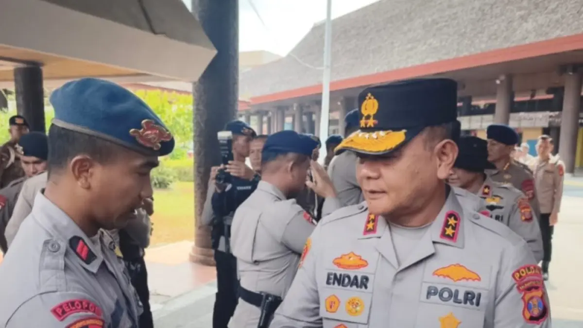 APEL: Sebelum diberangkatkan ke Kalimantan Barat, pasukan Brimob jalani apel dipimpin Kapolda Kaltim Irjen Pol Endar Priantoro.