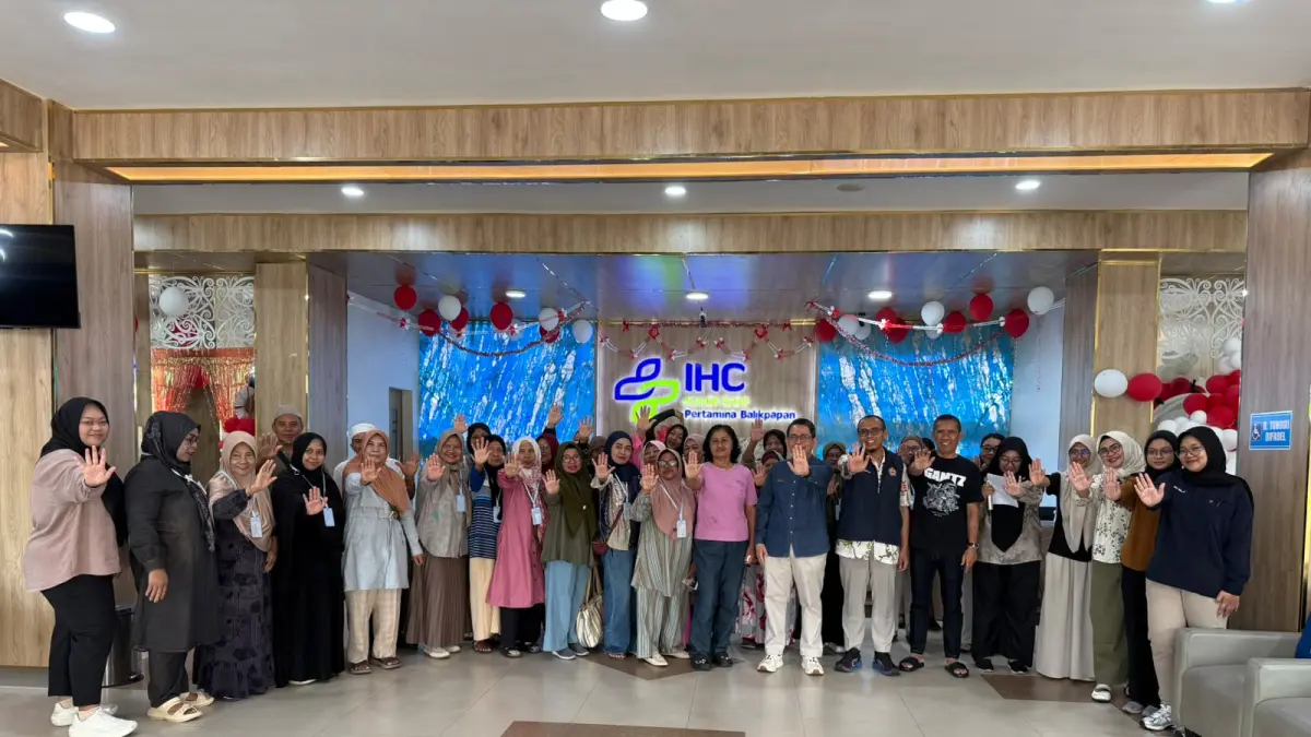 BAKSOS: Tim dokter spesialis neurologi Perdosni Kaltimtara bersama pasien intervensi nyeri dalam kegiatan bakti sosial gratis di RS Pertamina Balikpapan, Minggu (23/8/2026).&nbsp;