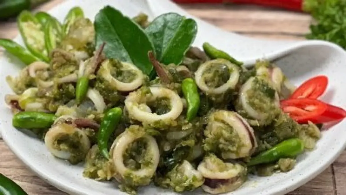 Cumi asin cabai hijau pedas.