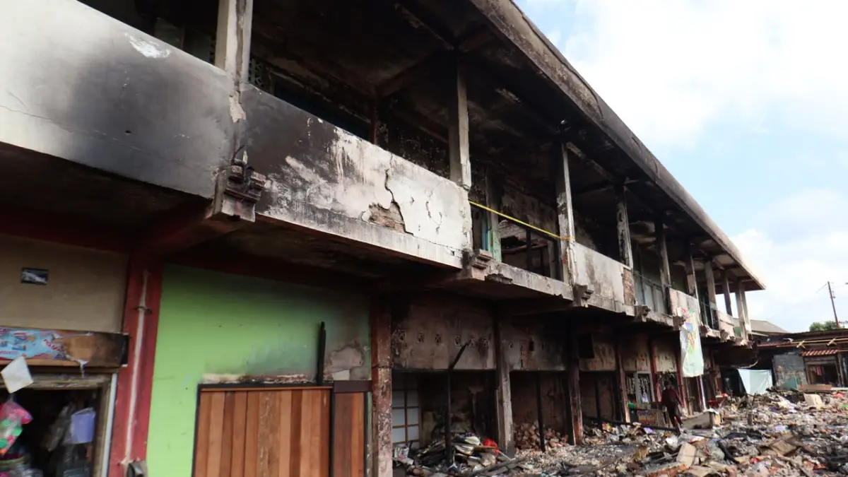 DAMPAK: Kondisi Pasar Sepinggan usai kebakaran pada 31 Juli 2026 lalu. Petugas melakukan pembersihan area dan mempersiapkan pembangunan TPS. 