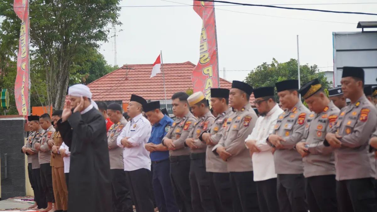 DOAKAN: Solat Istisqa dilaksanakan di Paser sebagai ikhtiar agar hujan bisa turun, Senin (24/8). (Najib/KP)