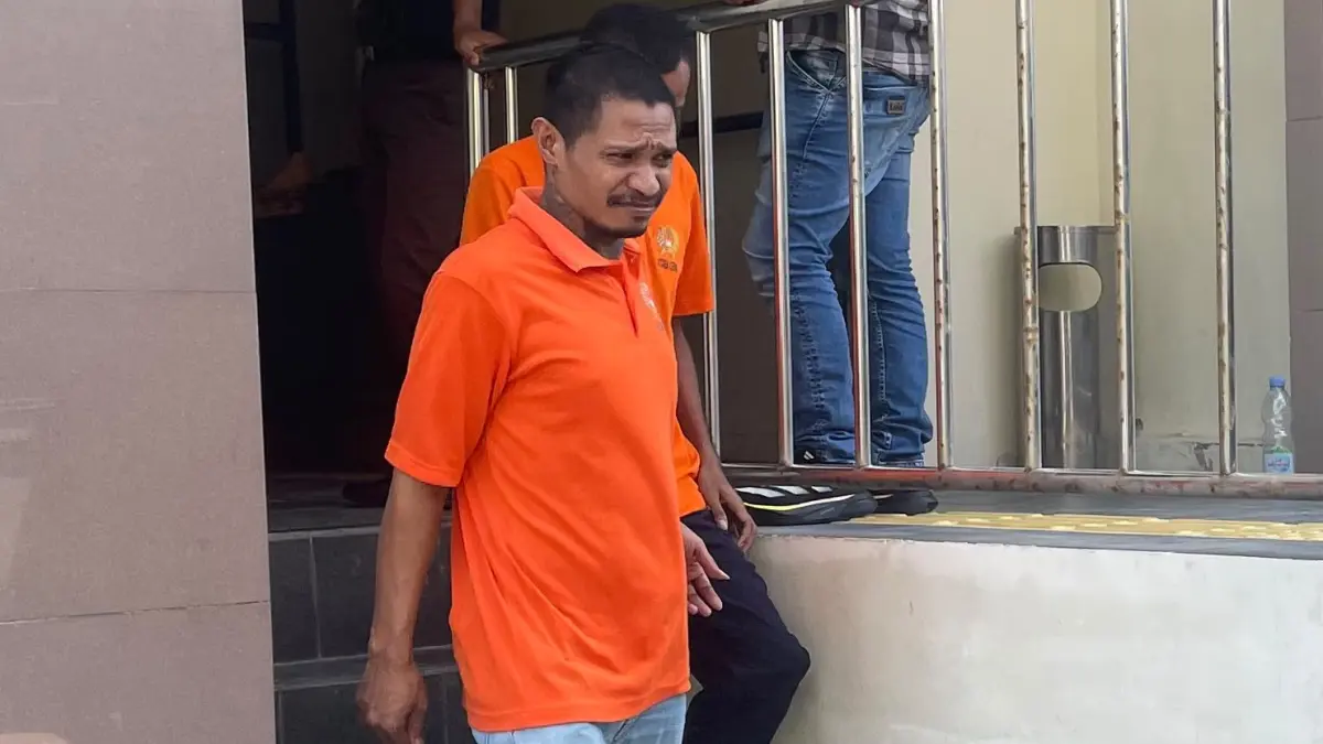 Dua terdakwa menuju mobil tahanan setelah menjalani sidang perdana di PN Balikpapan, Senin (24/8) (M TAUFIK/KP)