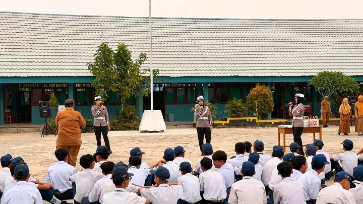 Edukasi pelajar tertib berlalu lintas oleh Satlantas Polres Kubar