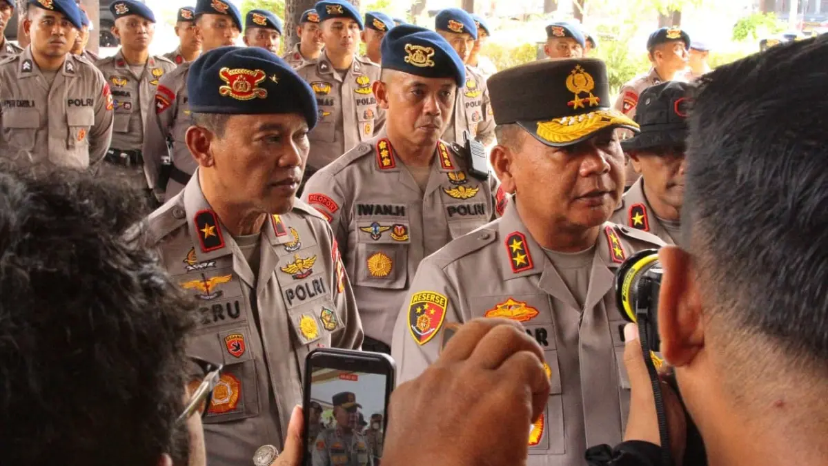 Irjen Endar Priantoro saat memberangkatkan personel Brimob Polda Kaltim ke Kalbar.