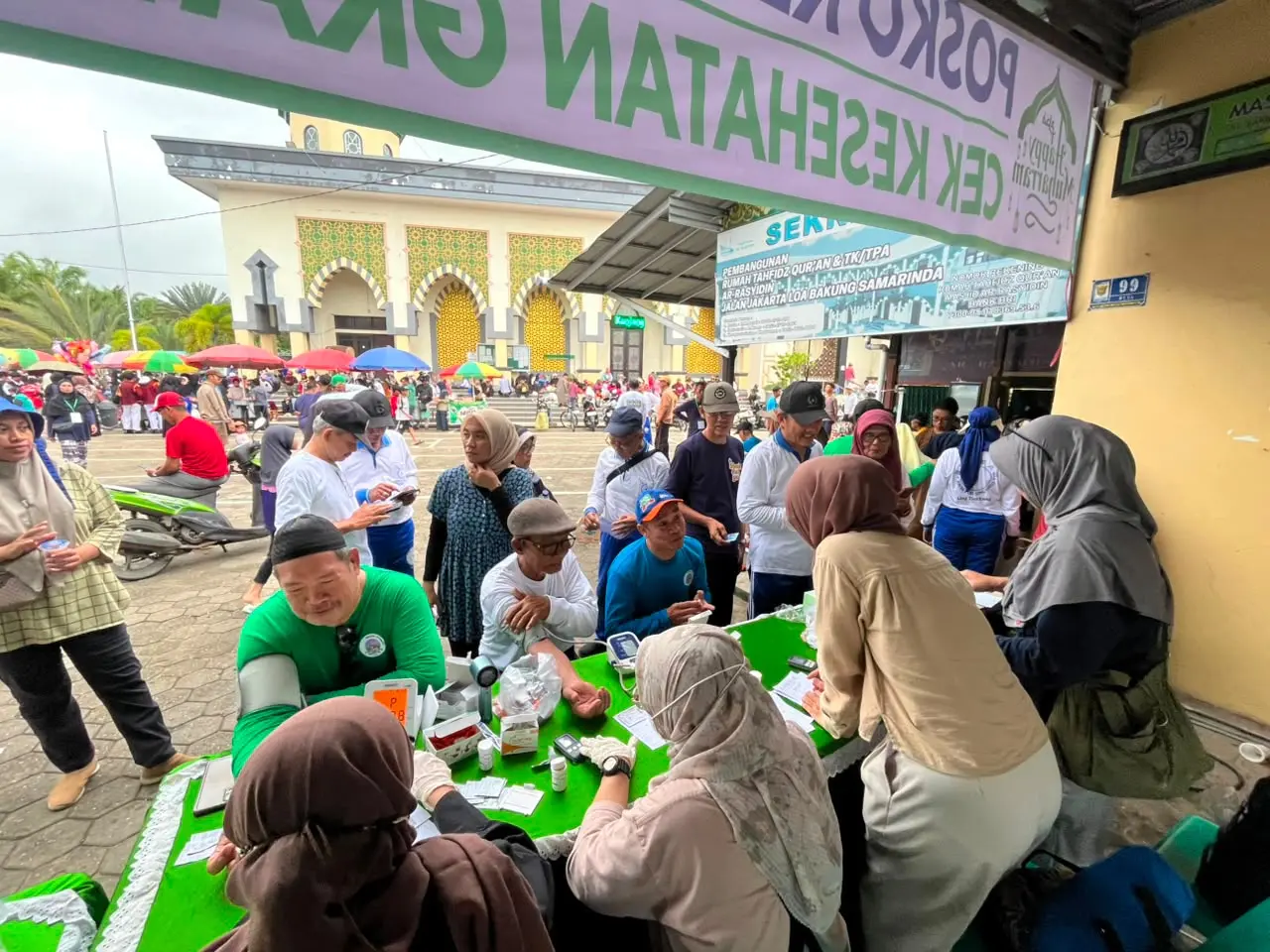 JEMPUT BOLA: Puskesmas Loa Bakung melakukan pola CKG yang menjangkau masyarakat, mendatangi tempat-tempat yang menjadi pusat kegiatan masyarakat. (Foto: Roro Mira/KP)