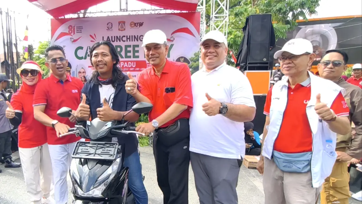 Jonprizal Piliang selaku Ketua Panitia Jalan Sehat (tiga kanan) mendampingi Wali Kota Balikpapan dan Ketua TP PKK Kota Balikpapan (baju merah) saat menyerahkan hadiah utama sepeda motor. (LUPUS/KP)