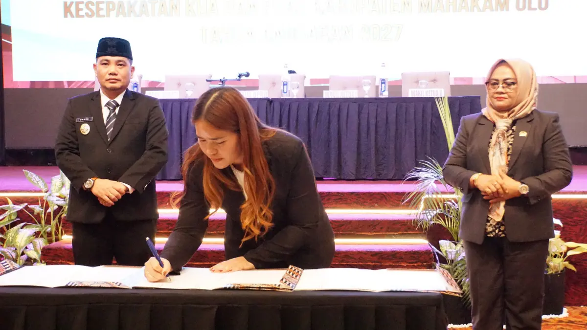 Ketua DPRD Mahulu Devung Paran menandatangani kesepakatan pada rapat paripurna mengenai KUA-PPAS 2027 di Hotel Aston Samarinda, Jumat (21/08). (IST)