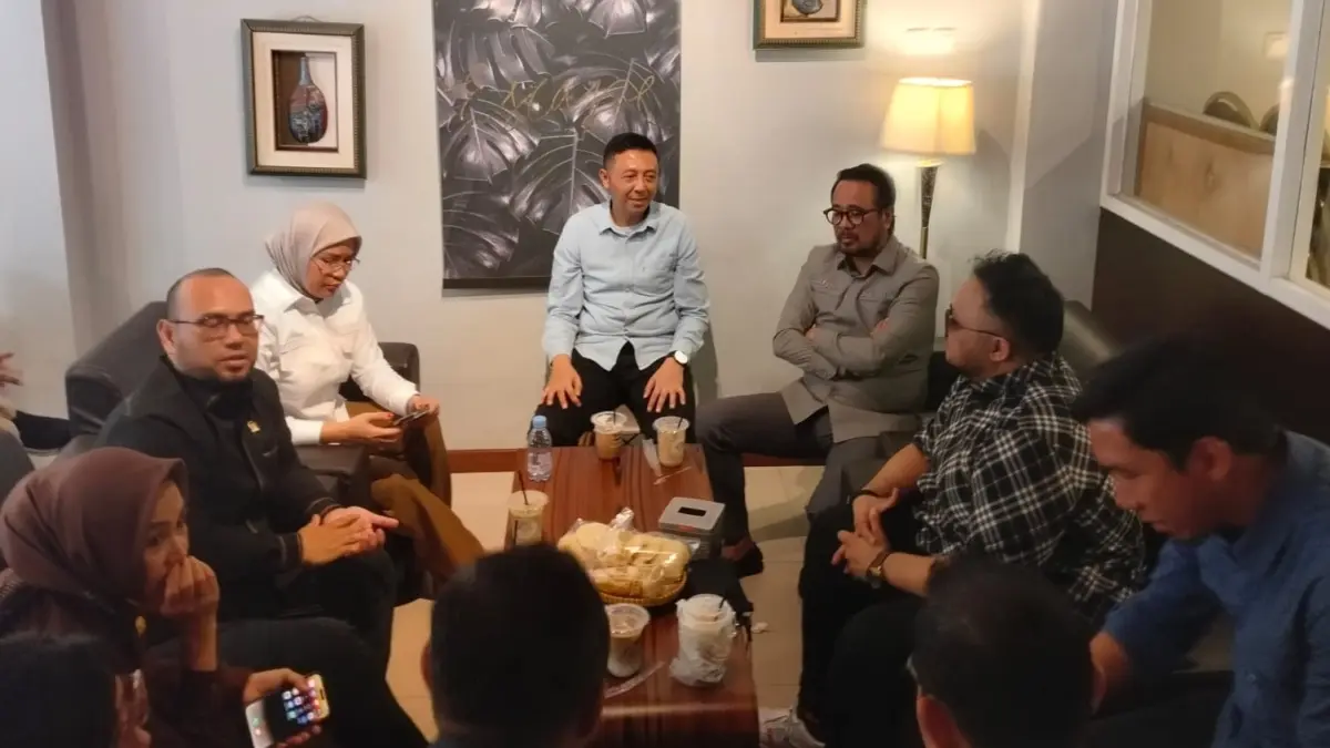 Ketua Komisi II DPRD Kaltim Sabaruddin Panrecalle bersama jajaran anggota dewan mendengarkan aspirasi pedagang saat melakukan peninjauan di Mal Lembuswana, Samarinda, Senin (24/8/2026). (Foto: Bayu/KP)