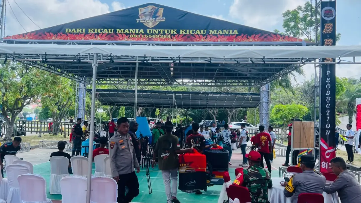 Kicau Mania Balikpapan berkumpul di area Balikpapan Tennis Stadium, dipersatukan hobi burung kicau tanpa sekat usia dan pekerjaan. (NURON SETYA WIJAYA/KALTIM POST)