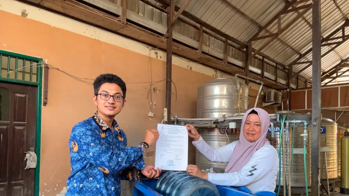 INOVASI MESIN PENCUCI GALON OTOMATIS: Tim Pengabdian Masyarakat Institut Teknologi Kalimantan (ITK) yang diketuai Ridhwan Haliq menguji coba alat pencuci galon otomatis di salah satu depo air minum isi ulang di Balikpapan Timur. Inovasi ini mengintegrasikan pembersih multi-sudut nosel bertekanan tinggi guna menjangkau lumut dan mencegah kontaminasi bakteri E. Coli di dalam galon 19 liter. (FOTO  ITK) KALTIM POST)