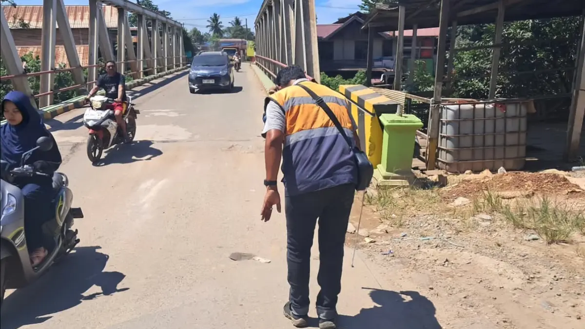 Oprit Jembatan Lembak di Kecamatan Bengalon, Kutai Timur yang mengalami penurunan ditangani sementara dengan pemasangan plat baja. (IST)

&nbsp;